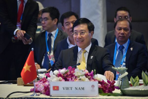 Phó Thủ tướng Việt Nam: ASEAN cần tiếp tục tạo môi trường thuận lợi xúc tiến đàm phán Bộ Quy tắc ứng xử ở Biển Đông Phó Thủ tướng Việt Nam: ASEAN cần tiếp tục tạo môi trường thuận lợi xúc tiến đàm phán Bộ Quy tắc ứng xử ở Biển Đông - Sputnik Việt Nam