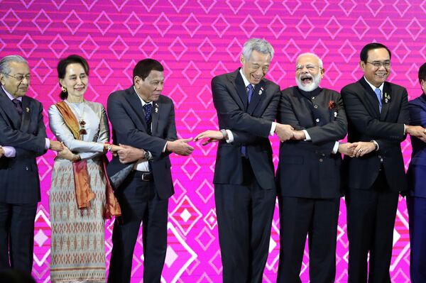 Thủ tướng Ấn Độ Narendra Modi trong bức ảnh chung cùng với các nhà lãnh đạo các nước tham gia Hội nghị thượng đỉnh ASEAN tại Thái Lan
 - Sputnik Việt Nam