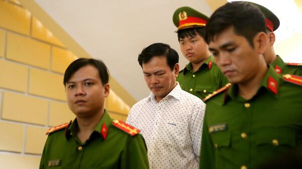 Bị cáo Nguyễn Hữu Linh rời phiên tòa phúc thẩm ngày 6/11/2019. - Sputnik Việt Nam