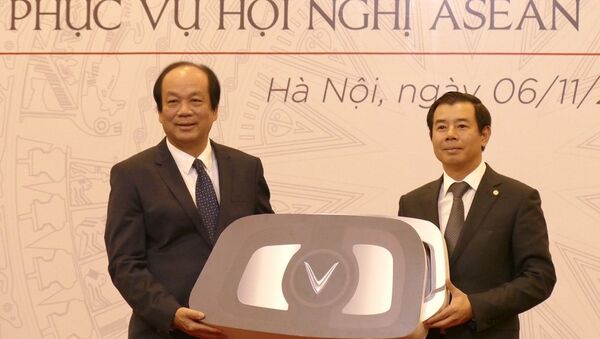 Ông Mai Tiến Dũng nhận biểu trưng chìa khoá xe VinFast từ ông Nguyễn Việt Quang - Sputnik Việt Nam