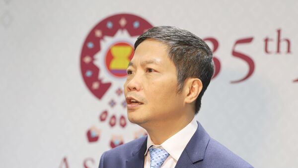 Bộ trưởng Công Thương Việt Nam Trần Tuấn Anh trả lời phỏng vấn tại Summit ASEAN 35 - Sputnik Việt Nam