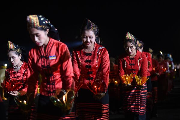 Các cô gái biểu diễn điệu nhảy truyền thống tại Tazaungdaing Lighting Festival ở Myanmar - Sputnik Việt Nam