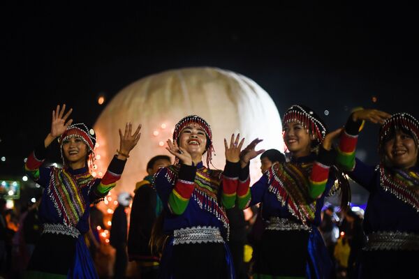 Những người tham gia Tazaungdaing Lighting Festival ở Myanmar - Sputnik Việt Nam