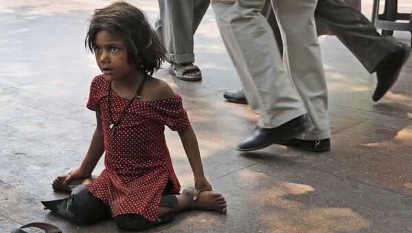 Mọi người đi ngang qua một cô gái vô gia cư ở New Delhi - Sputnik Việt Nam