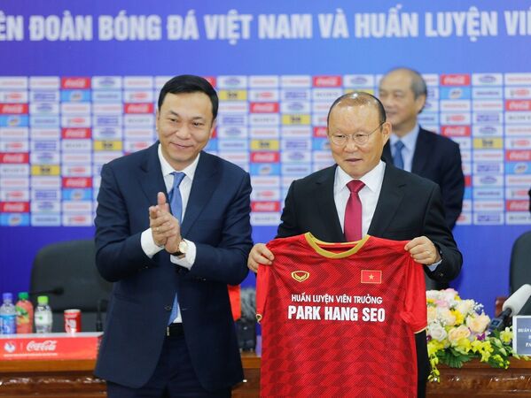 Phó Chủ tịch VFF Trần Quốc Tuấn trao áo đấu của đội tuyển bóng đá quốc gia Việt Nam cho HLV Park Hang-seo sau khi ký gia hạn hợp đồng. - Sputnik Việt Nam