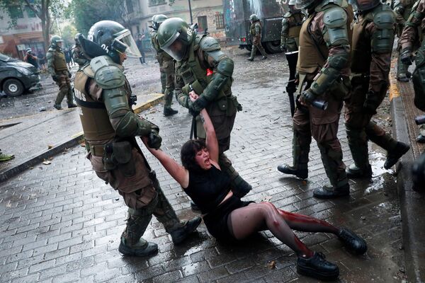 Người phụ nữ tham gia biểu tình chống chính phủ Chile, bị thương trong thời gian bị bắt giữ - Sputnik Việt Nam