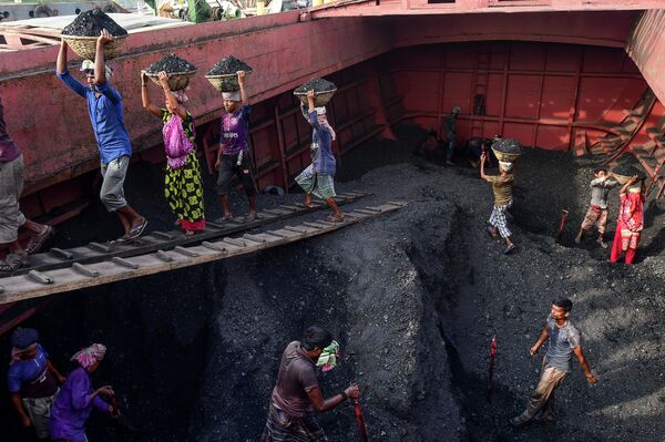 Công nhân bốc dỡ than từ  tàu chở hàng ở Gabtoli, Bangladesh - Sputnik Việt Nam