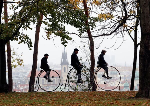 Những người mặc đồ cổ trang tham dự cuộc đua xe đạp hàng năm ở Prague, Cộng hòa Séc - Sputnik Việt Nam