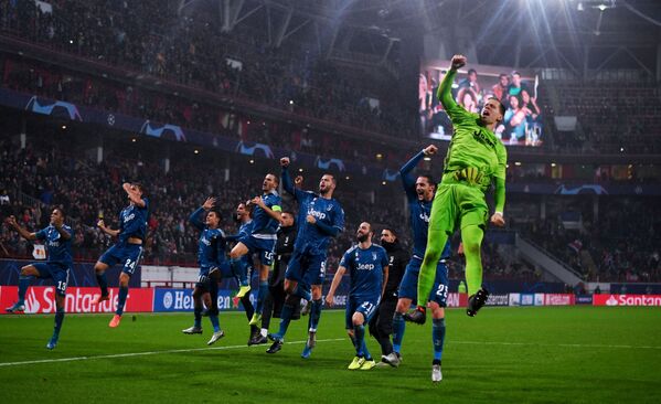 Các cầu thủ Juventus vui mừng giành chiến thắng trong trận đấu vòng bảng UEFA Champions League - Sputnik Việt Nam