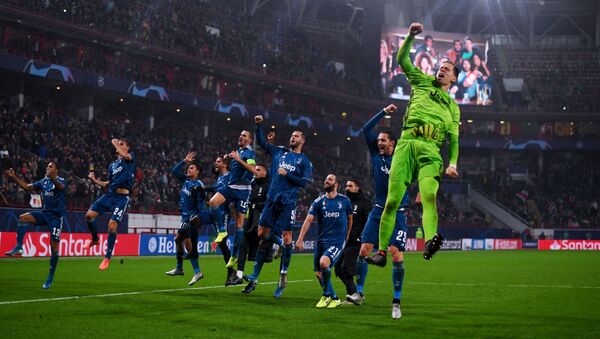 Các cầu thủ Juventus vui mừng giành chiến thắng trong trận đấu vòng bảng UEFA Champions League - Sputnik Việt Nam