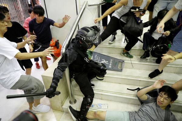 Đụng độ với nhân viên cảnh sát tại trung tâm mua sắm ở Tai Po, Hồng Kông - Sputnik Việt Nam
