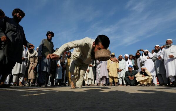 Người ủng hộ Đảng chính trị và tôn giáo JUI-F tham gia trò chơi Mũ (Topai) truyền thống ở Islamabad, Pakistan - Sputnik Việt Nam