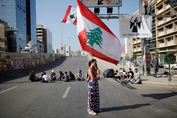 Người phụ nữ với lá cờ Lebanon trong cuộc biểu tình chống chính phủ ở Beirut - Sputnik Việt Nam