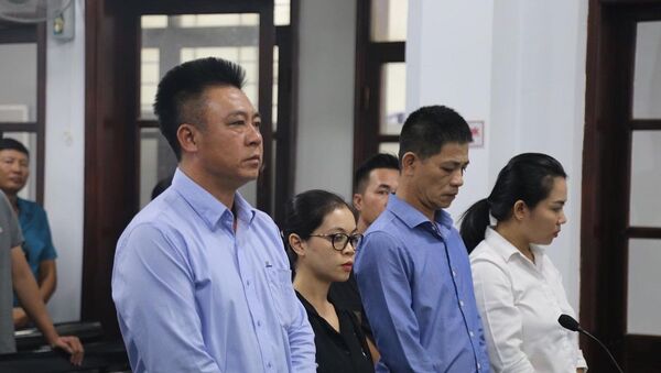 Ông Đinh Tiến Sử (bìa trái) và các đồng phạm tại phiên tòa - Sputnik Việt Nam