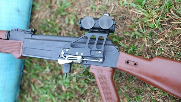 Súng tiểu liên AK của Nhà máy Z111 với một số cải tiến như thanh ray lắp kính ngắm và các chi tiết báng súng, ốp tay bằng vật liệu composite - Sputnik Việt Nam