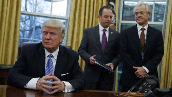 Từ trái sang phải: Donald Trump, tổng thống Hoa Kỳ, Reince Priebus, Chánh văn phòng Nội các Nhà Trắng và Peter Navarro, người đứng đầu Hội đồng Thương mại Quốc gia mới thành lập của Nhà Trắng - Sputnik Việt Nam
