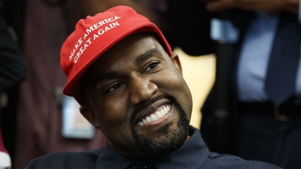 Rapper Kanye West mỉm cười khi nghe câu hỏi của phóng viên trong cuộc họp tại Phòng Bầu dục của Nhà Trắng với Tổng thống Donald Trump, Thứ Năm, ngày 11 tháng 10 năm 2018, tại Washington. - Sputnik Việt Nam