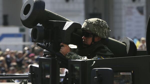 Người lính Ukraine với hệ thống tên lửa chống tăng di động Javelin tại cuộc diễu hành quân sự ở Kiev - Sputnik Việt Nam