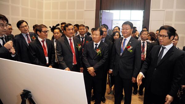 Phó Thủ tướng Trịnh Đình Dũng và đại biểu nghe giới thiệu về sản phẩm công nghệ Hàn Quốc tại hội nghị - Sputnik Việt Nam