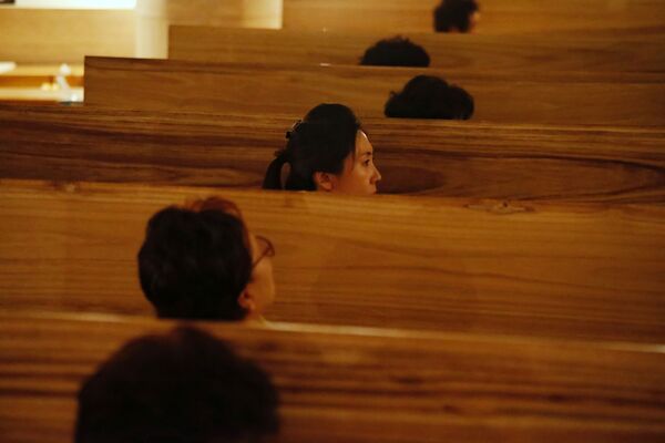 Những người tham gia đám tang sống ngồi trong quan tài, Seoul, Hàn Quốc - Sputnik Việt Nam