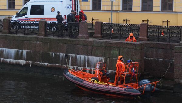 Nhân viên tìm kiếm-cứu hộ tiến hành hoạt động điều tra trên sông Moika ở Saint Petersburg. - Sputnik Việt Nam