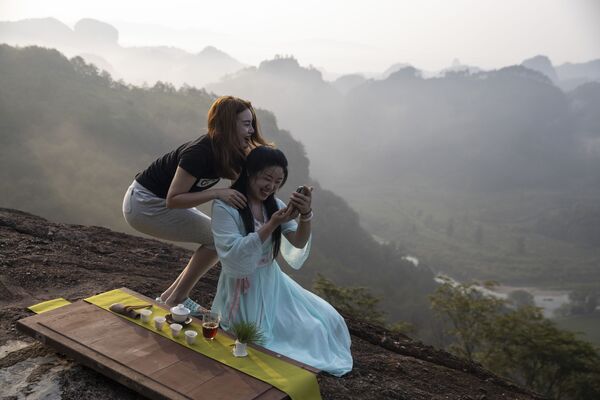 Những cô gái chụp ảnh ở núi Vũ Di Sơn, Trung Quốc - Sputnik Việt Nam