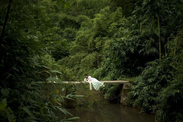 Nữ du khách trong khu rừng tre ở Nghi Tân, Trung Quốc - Sputnik Việt Nam