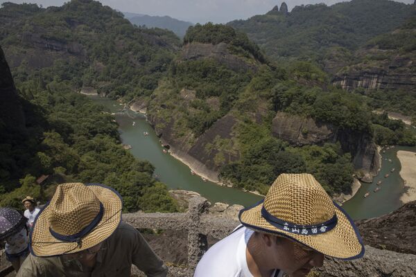 Du khách đang leo lên đỉnh Thiên Du ở Vũ Di Sơn, tỉnh Phúc Kiến, miền đông Trung Quốc - Sputnik Việt Nam