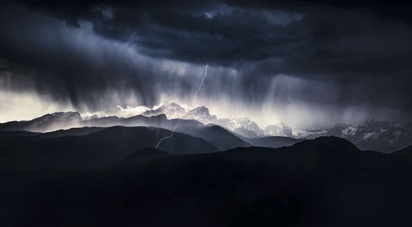 Bức ảnh A stormy day (Một ngày giông bão) của nhiếp ảnh gia người Slovenia Ales Krivec, người chiến thắng trong hạng mục Landscape (Phong cảnh) của cuộc thi Nature Photographer of The Year 2019 - Sputnik Việt Nam