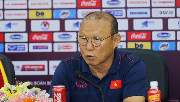  HLV trưởng đội tuyển quốc gia Việt Nam Park Hang-seo trả lời các câu hỏi của giới truyền thông trong buổi họp báo. - Sputnik Việt Nam