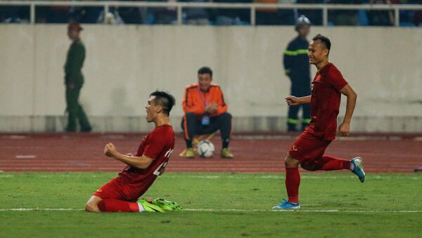 Cầu thủ Việt Nam ăn mừng sau bàn thắng của Tiến Linh - Sputnik Việt Nam