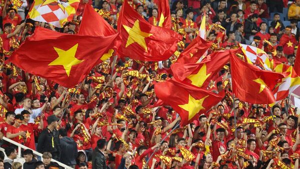 Khán giả trên SVĐ Mỹ Đình cổ vũ cuồng nhiệt cho đội tuyển Việt Nam - Sputnik Việt Nam