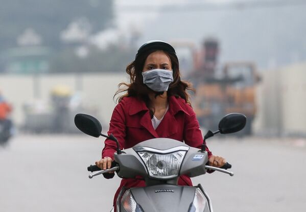 Đeo khẩu trang khi ra đường dù là buổi sáng sớm đã là thói quen của người dân Hà Nội để bảo vệ bản thân trước tình trạng ô nhiễm không khí đang ngày một nghiêm trọng - Sputnik Việt Nam