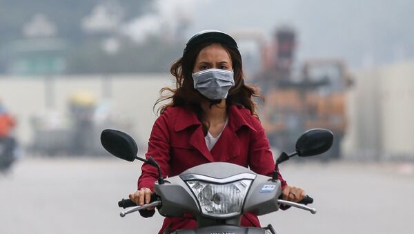 Đeo khẩu trang khi ra đường dù là buổi sáng sớm đã là thói quen của người dân Hà Nội để bảo vệ bản thân trước tình trạng ô nhiễm không khí đang ngày một nghiêm trọng - Sputnik Việt Nam