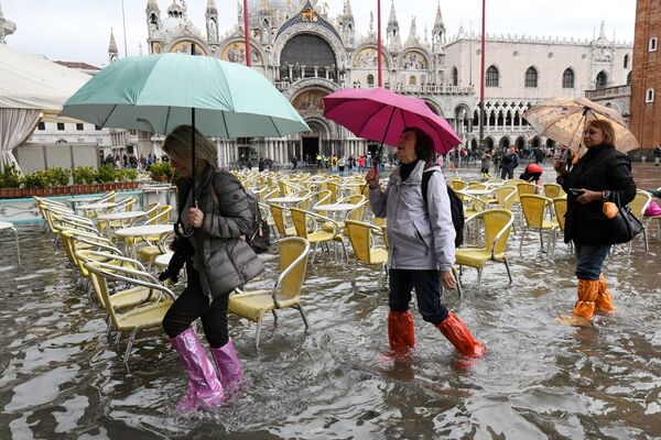 Khách du lịch trên quảng trường San Francisco trong trận lụt ở Venice - Sputnik Việt Nam