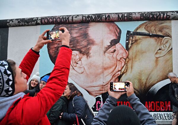 Những người ở đoạn tường Mühlenstr, Bức tường Berlin với tác phẩm của Dmitry Vrubel Nụ hôn của người anh em (nụ hôn của Brezhnev và Honecker) - Sputnik Việt Nam