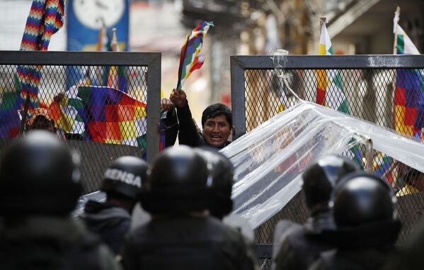 Những người ủng hộ cựu Tổng thống Evo Morales đang cố gắng vào khu vực quốc hội ở La Paz, Bolivia - Sputnik Việt Nam