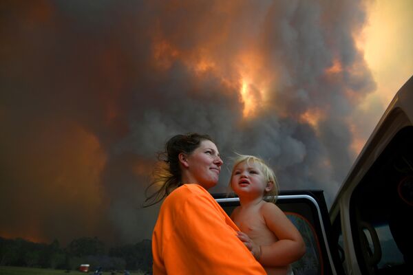 Người phụ nữ ôm đứa trẻ trong làn khói cháy rừng ở Úc - Sputnik Việt Nam