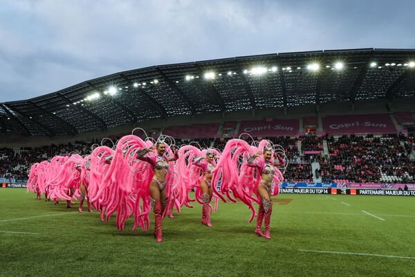 Nhóm vũ công Moulin Rouge trước trận đấu bóng bầu dục tại sân vận động Jean-Bouin ở Paris - Sputnik Việt Nam