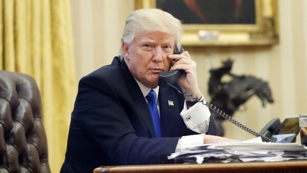 Tổng thống Donald Trump trong cuộc trò chuyện qua điện thoại  - Sputnik Việt Nam