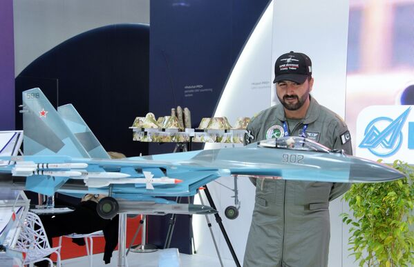 Mô hình máy bay chiến đấu đa năng Su-35 tại triển lãm hàng không quốc tế Dubai Airshow 2019 - Sputnik Việt Nam