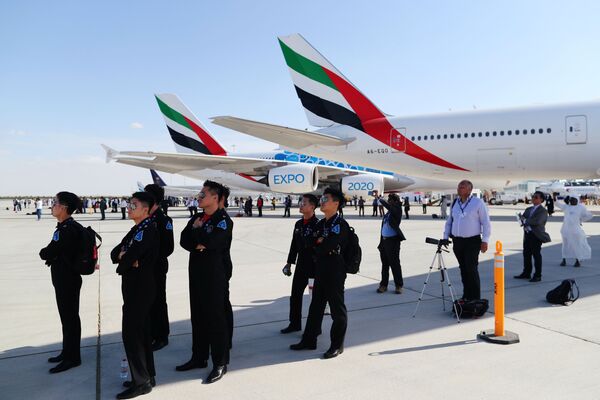 Du khách xem màn biểu diễn trên không tại Triển lãm hàng không quốc tế Dubai Airshow 2019 - Sputnik Việt Nam