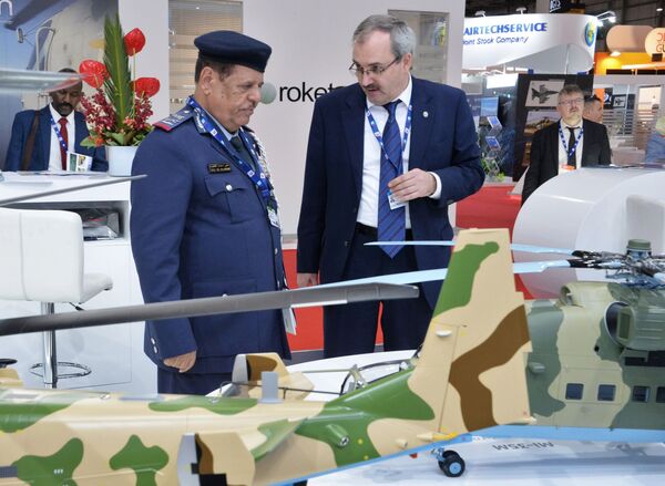 Khách tham quan gần gian hàng của Rosoboronexport trong triển lãm hàng không quốc tế Dubai Airshow 2019 tại Dubai - Sputnik Việt Nam