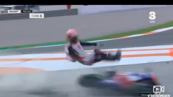 Tai nạn khủng khiếp tại MotoGP: chiếc xe máy chạy hết tốc lực đâm vào một tay đua - Sputnik Việt Nam