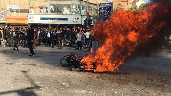 Biểu tình ở Iran: Liệu tăng giá xăng có dẫn đến bùng nổ cuộc cách mạng mới hay không? Biểu tình ở Iran: Liệu tăng giá xăng có dẫn đến bùng nổ cuộc cách mạng mới hay không? - Sputnik Việt Nam