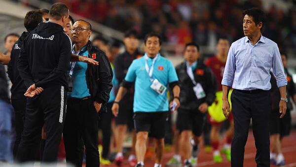 Cuộc đụng độ giữa HLV Park Han Seo và trợ lý HLV đội tuyển Thái Lan sau trận đấu tại vòng loại World Cup 2022 giữa Việt Nam và Thái Lan - Sputnik Việt Nam