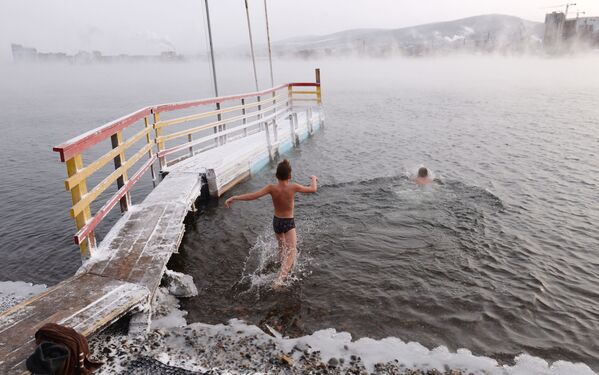 Bơi lội mùa đông bắt đầu ở Krasnoyarsk - Sputnik Việt Nam