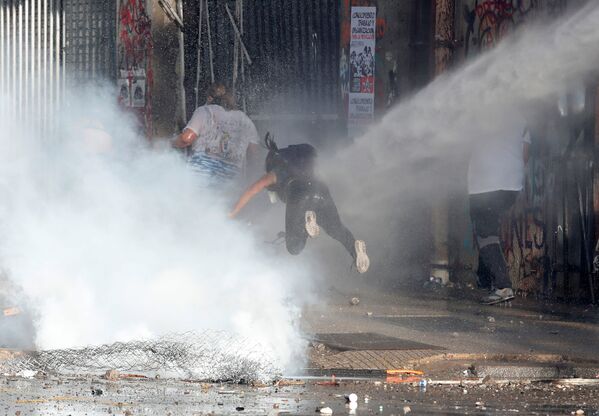 Đụng độ giữa người biểu tình và cảnh sát trong cuộc biểu tình chống chính phủ ở Santiago, Chile - Sputnik Việt Nam