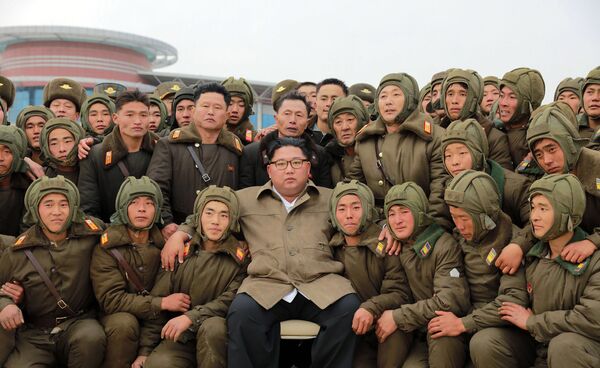Ông Kim Jong-un với các binh sĩ binh chủng Không quân và Phòng không Không quân CHDCND Triều Tiên - Sputnik Việt Nam