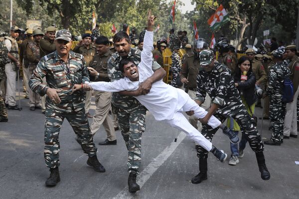 Quân đội Ấn Độ bắt giữ người ủng hộ đảng Quốc Đại trong cuộc biểu tình ở New Delhi, Ấn Độ - Sputnik Việt Nam
